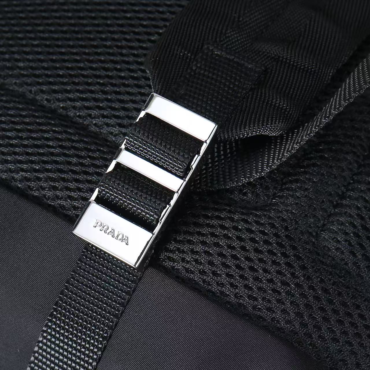 双肩背包2371 采用进口Saffiano皮革材质和进口尼龙布料，可调式尼龙肩带，拉丝金属配件，这款尼龙