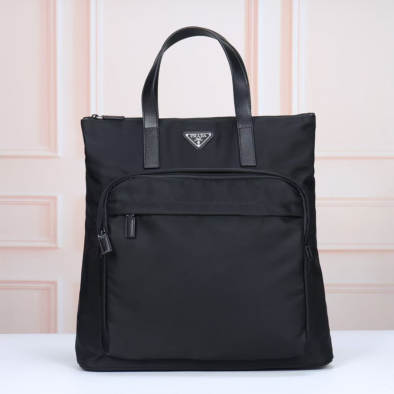 🎉新款托特包🎉2098背包🎉🎉
这款托特包采用进口尼龙面料，手挽为十字纹牛皮。前幅拉链口袋设计，可手提肩