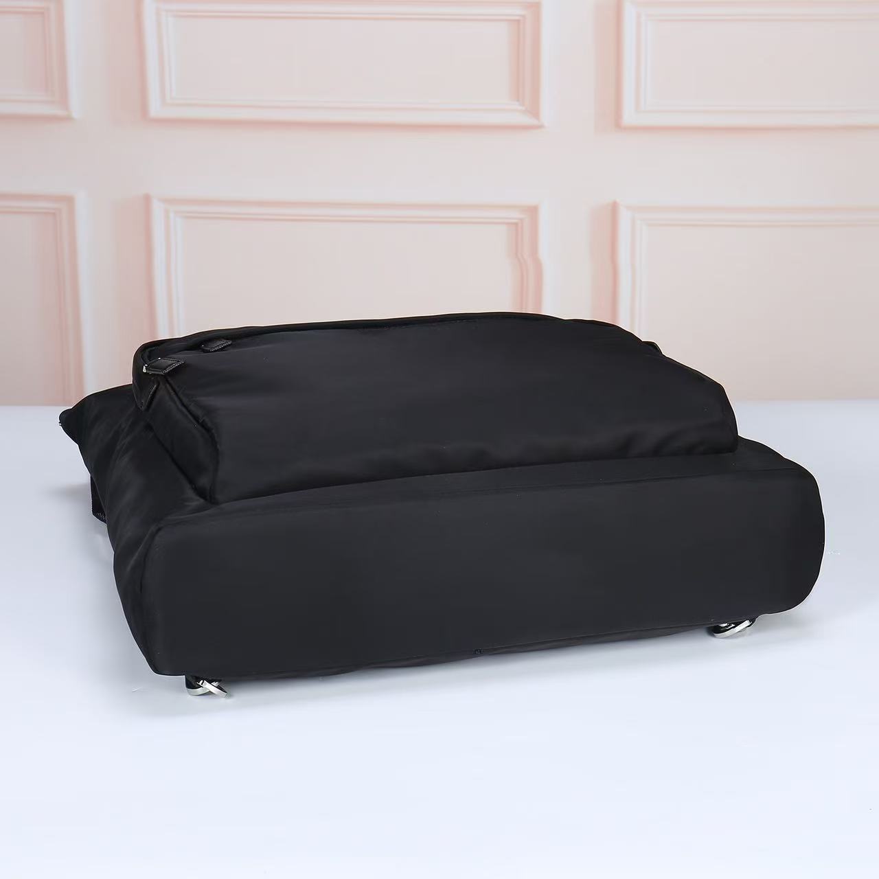 🎉新款托特包🎉2098背包🎉🎉
这款托特包采用进口尼龙面料，手挽为十字纹牛皮。前幅拉链口袋设计，可手提肩