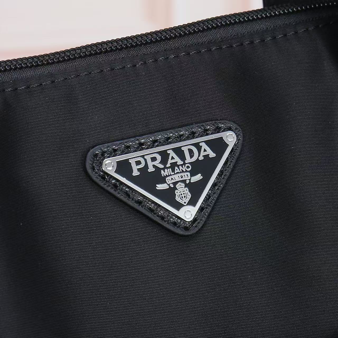 🎉新款托特包🎉2098背包🎉🎉
这款托特包采用进口尼龙面料，手挽为十字纹牛皮。前幅拉链口袋设计，可手提肩