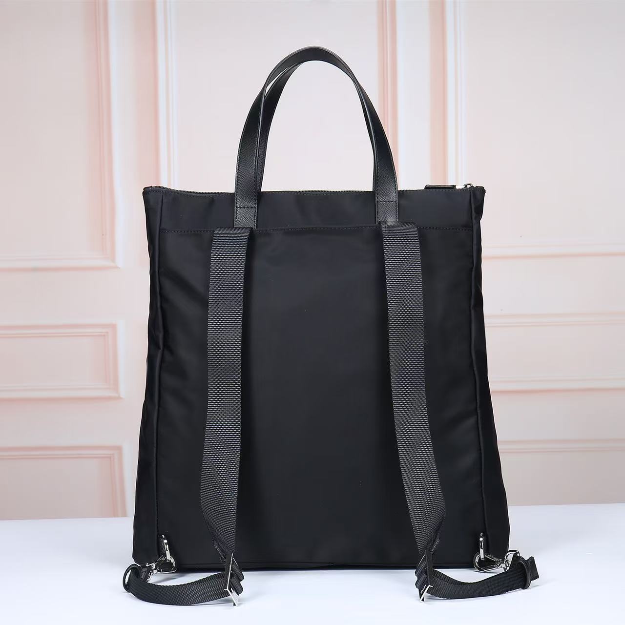 🎉新款托特包🎉2098背包🎉🎉
这款托特包采用进口尼龙面料，手挽为十字纹牛皮。前幅拉链口袋设计，可手提肩