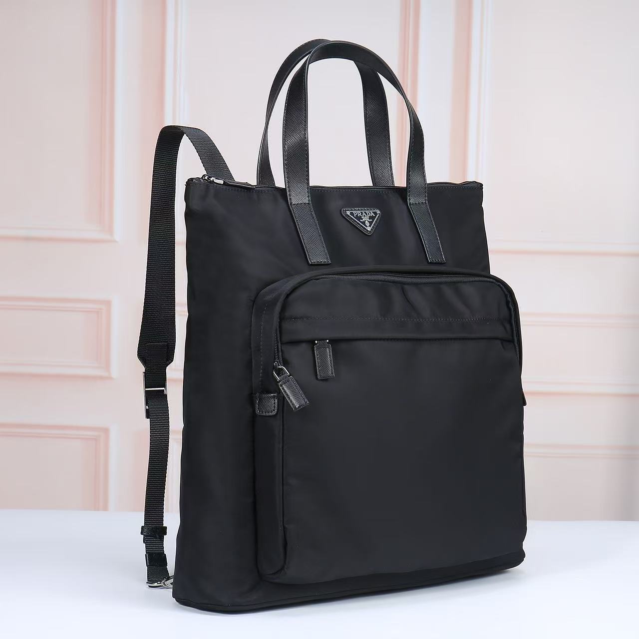 🎉新款托特包🎉2098背包🎉🎉
这款托特包采用进口尼龙面料，手挽为十字纹牛皮。前幅拉链口袋设计，可手提肩