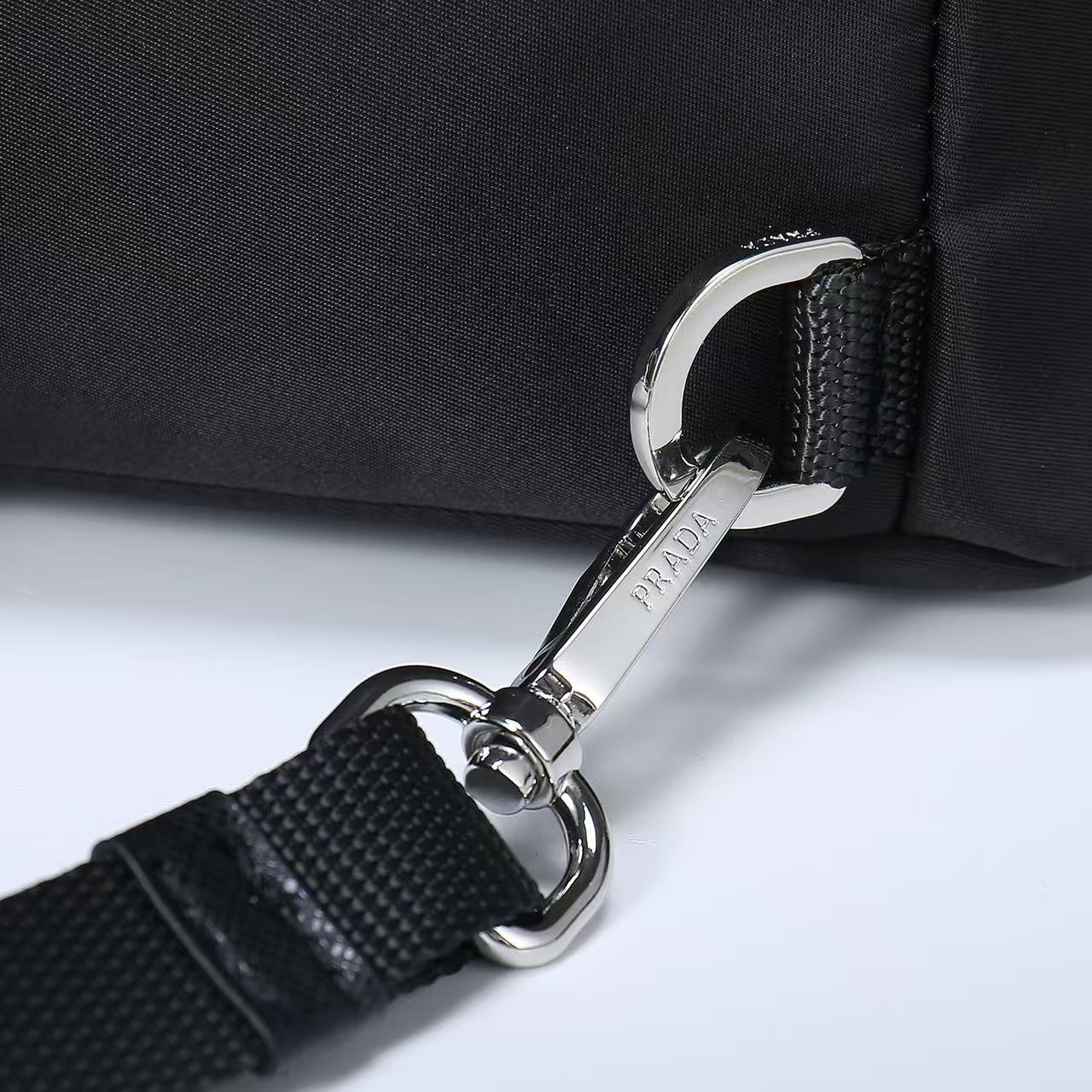 🎉新款托特包🎉2098背包🎉🎉
这款托特包采用进口尼龙面料，手挽为十字纹牛皮。前幅拉链口袋设计，可手提肩