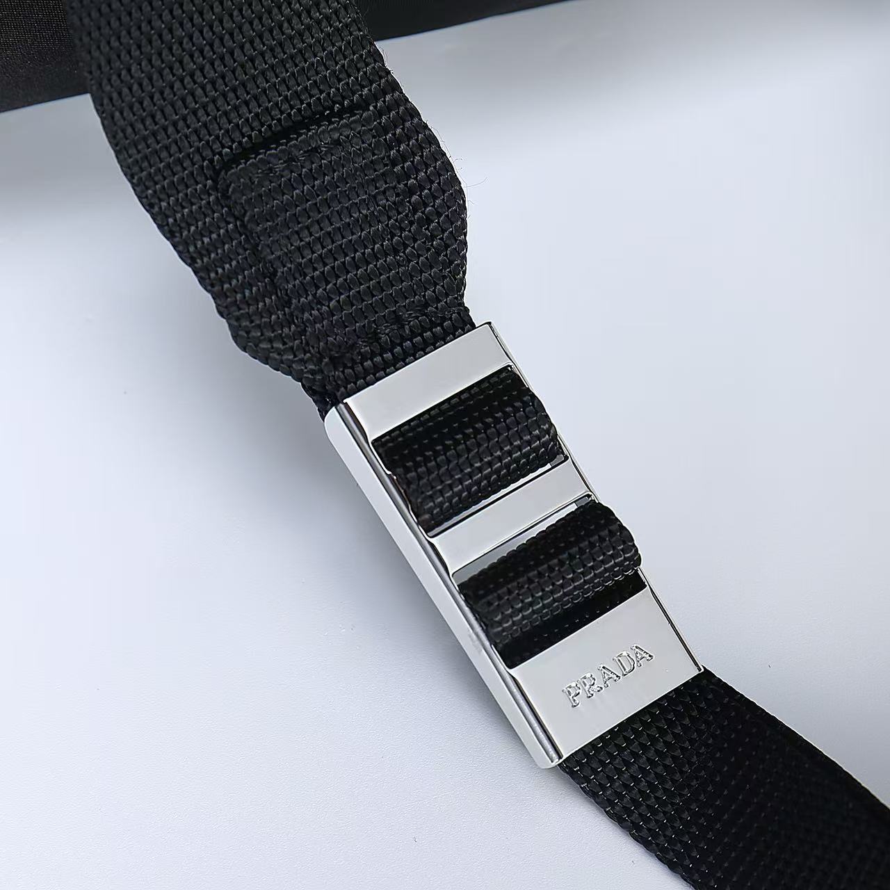 🎉新款托特包🎉2098背包🎉🎉
这款托特包采用进口尼龙面料，手挽为十字纹牛皮。前幅拉链口袋设计，可手提肩