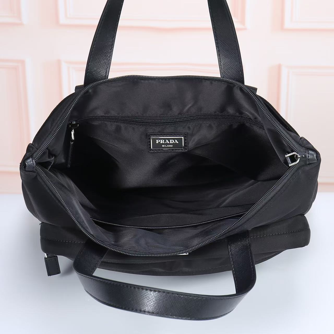 🎉新款托特包🎉2098背包🎉🎉
这款托特包采用进口尼龙面料，手挽为十字纹牛皮。前幅拉链口袋设计，可手提肩