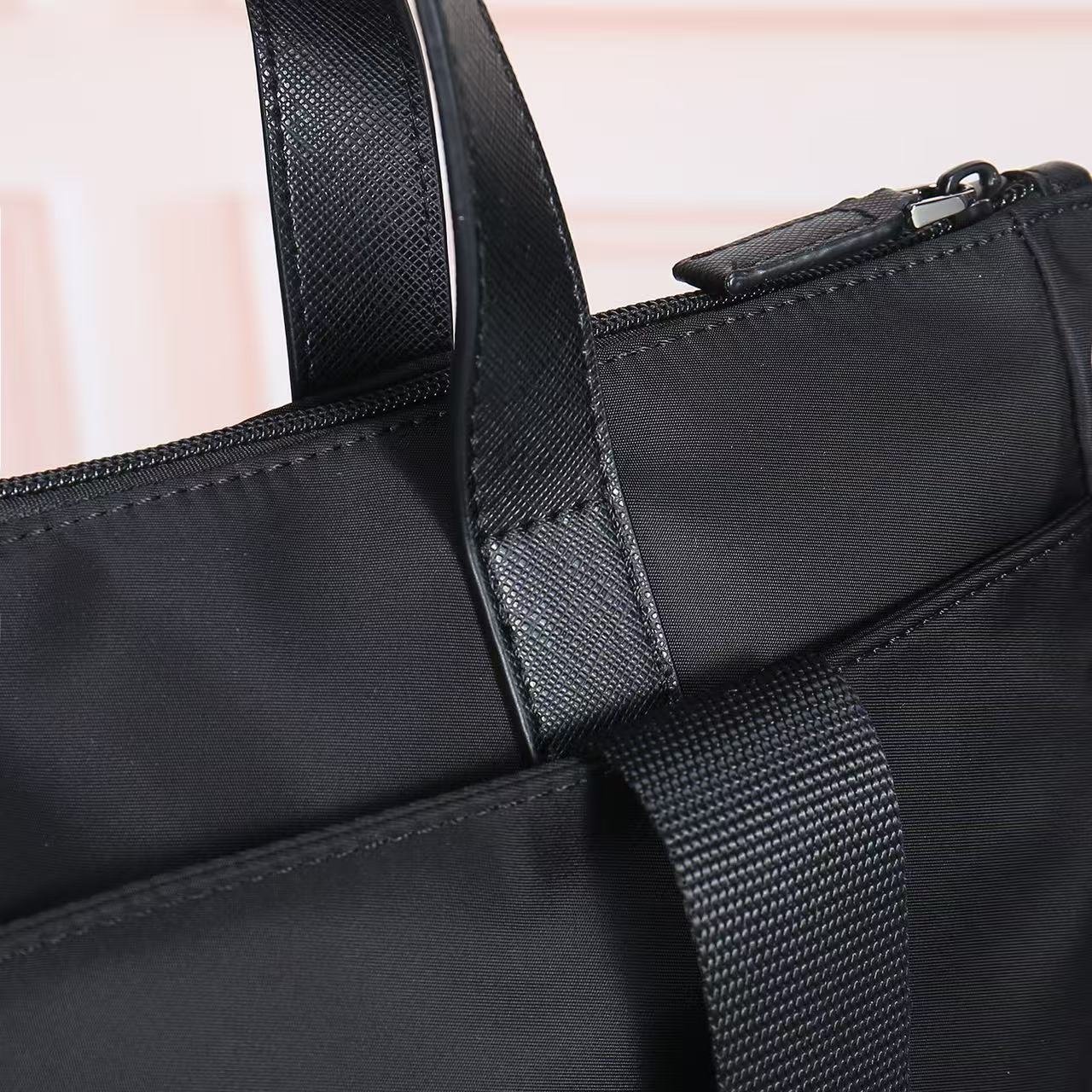 🎉新款托特包🎉2098背包🎉🎉
这款托特包采用进口尼龙面料，手挽为十字纹牛皮。前幅拉链口袋设计，可手提肩