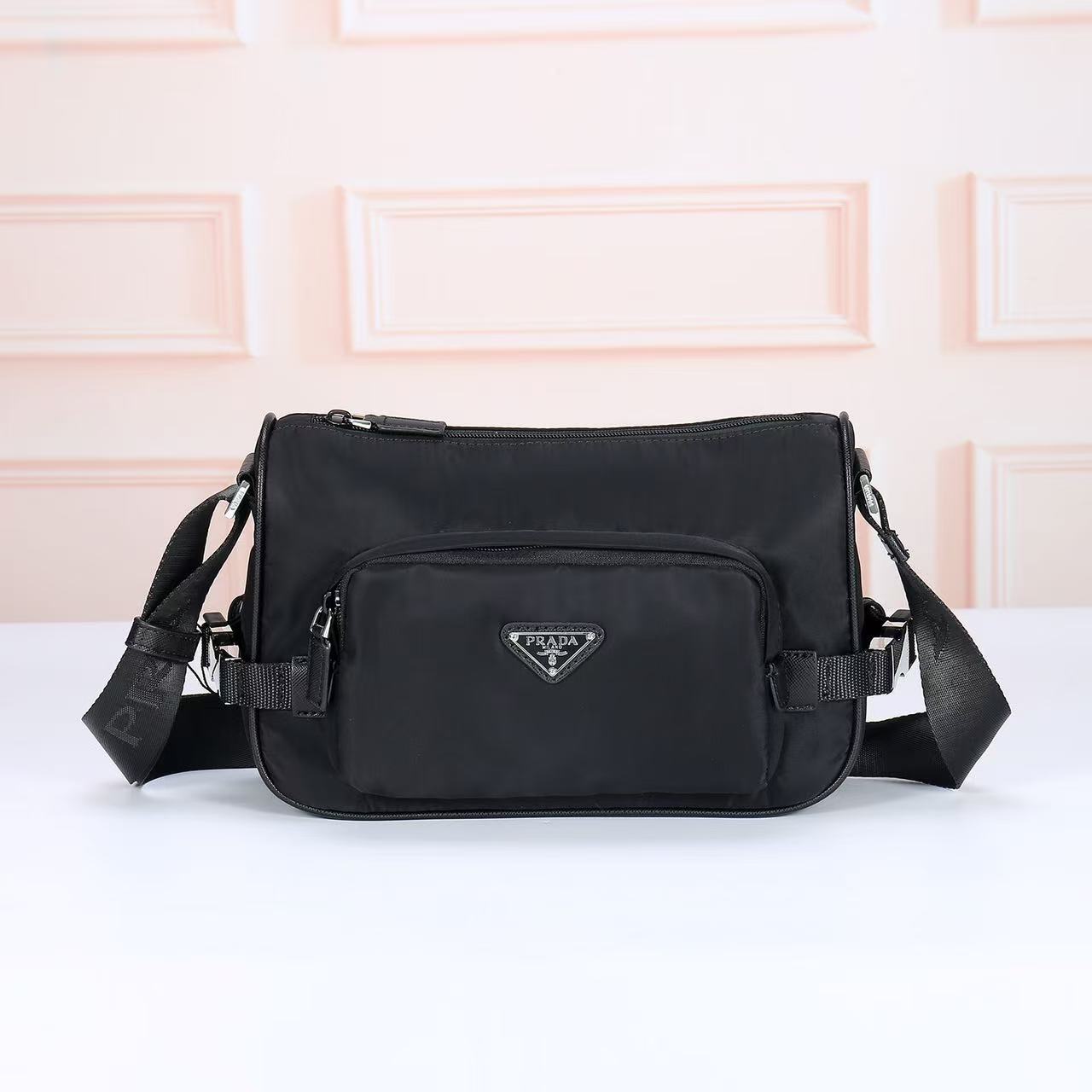 🎉新款邮差包🎉🎉2192，小号🎉🎉这款单肩包的运动功能性由简约线条和实用现代细节定义。包身采用创新性的R