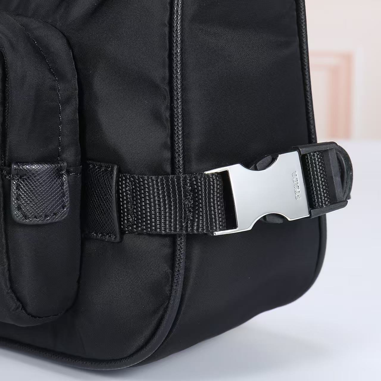 🎉新款邮差包🎉🎉2192，小号🎉🎉这款单肩包的运动功能性由简约线条和实用现代细节定义。包身采用创新性的R