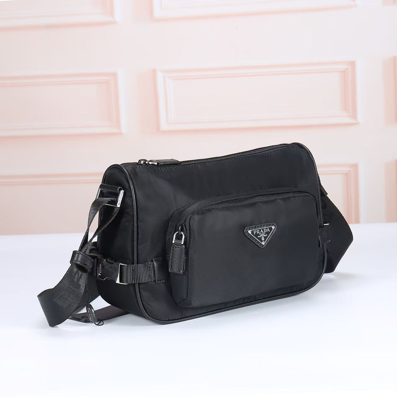 🎉新款邮差包🎉🎉2192，小号🎉🎉这款单肩包的运动功能性由简约线条和实用现代细节定义。包身采用创新性的R