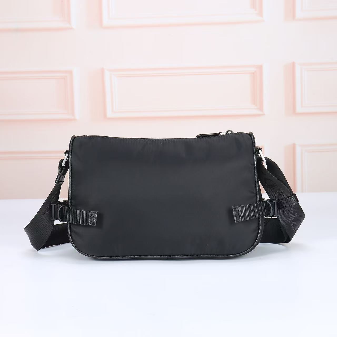 🎉新款邮差包🎉🎉2192，小号🎉🎉这款单肩包的运动功能性由简约线条和实用现代细节定义。包身采用创新性的R