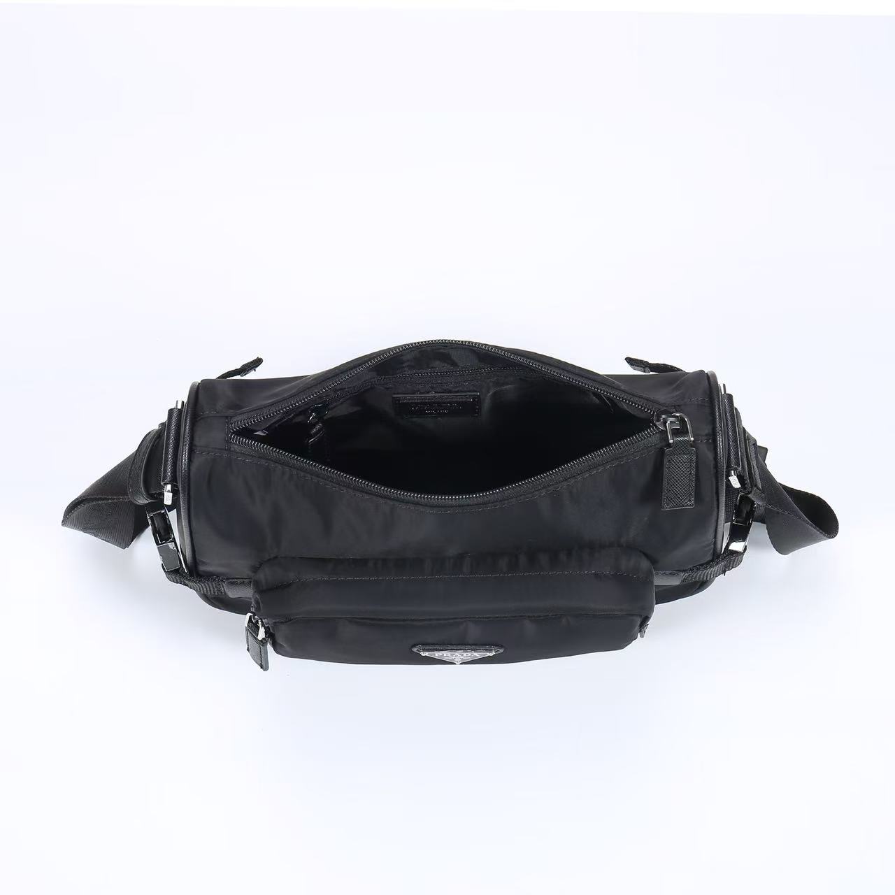 🎉新款邮差包🎉🎉2192，小号🎉🎉这款单肩包的运动功能性由简约线条和实用现代细节定义。包身采用创新性的R