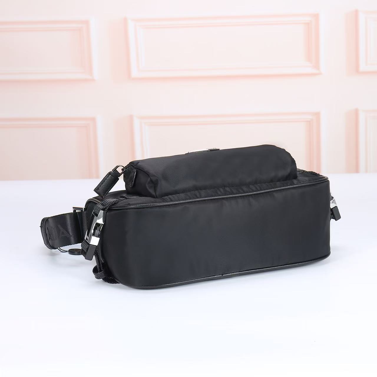 🎉新款邮差包🎉🎉2192，小号🎉🎉这款单肩包的运动功能性由简约线条和实用现代细节定义。包身采用创新性的R