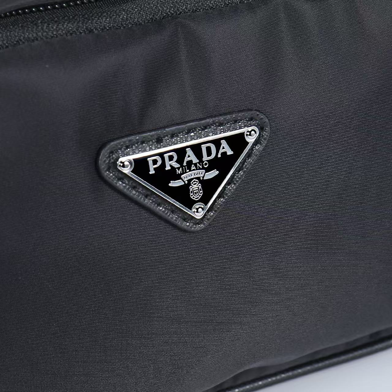 🎉新款邮差包🎉🎉2192，小号🎉🎉这款单肩包的运动功能性由简约线条和实用现代细节定义。包身采用创新性的R