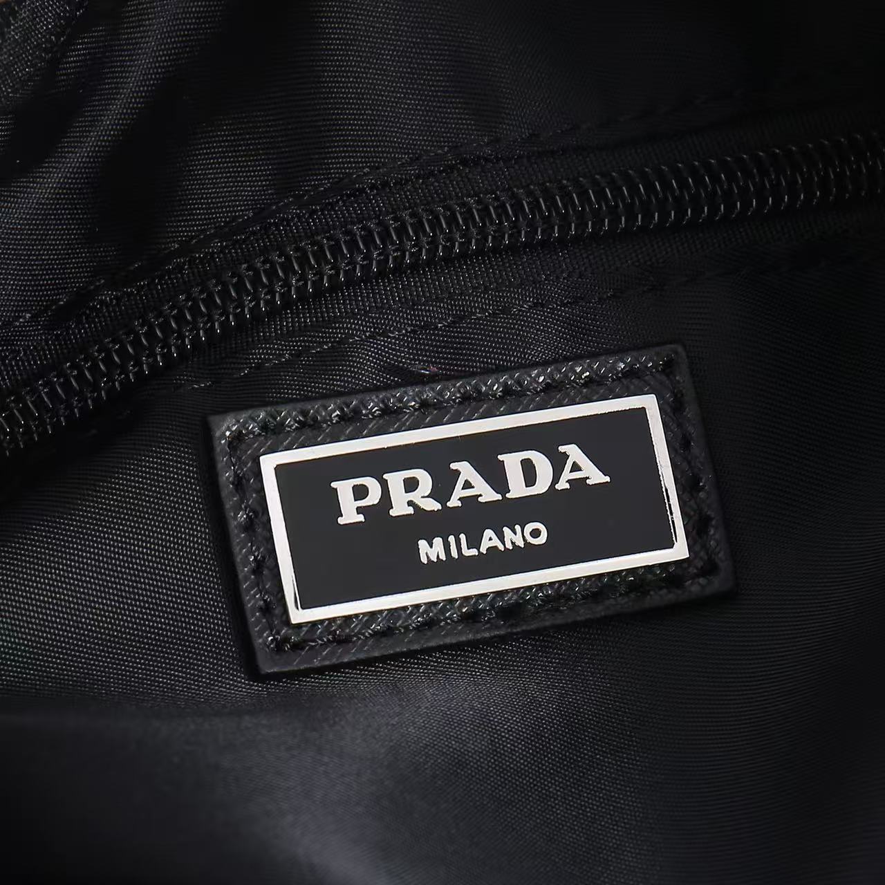 🎉新款邮差包🎉🎉2192，小号🎉🎉这款单肩包的运动功能性由简约线条和实用现代细节定义。包身采用创新性的R