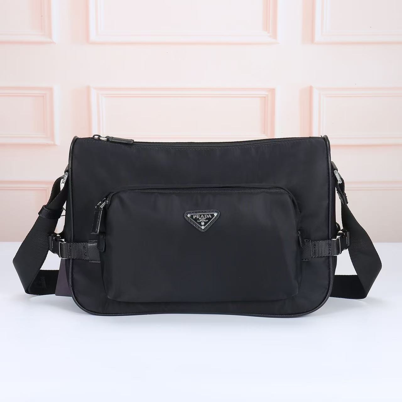 🎉新款邮差包🎉🎉2191，大号🎉🎉这款单肩包的运动功能性由简约线条和实用现代细节定义。包身采用创新性的R