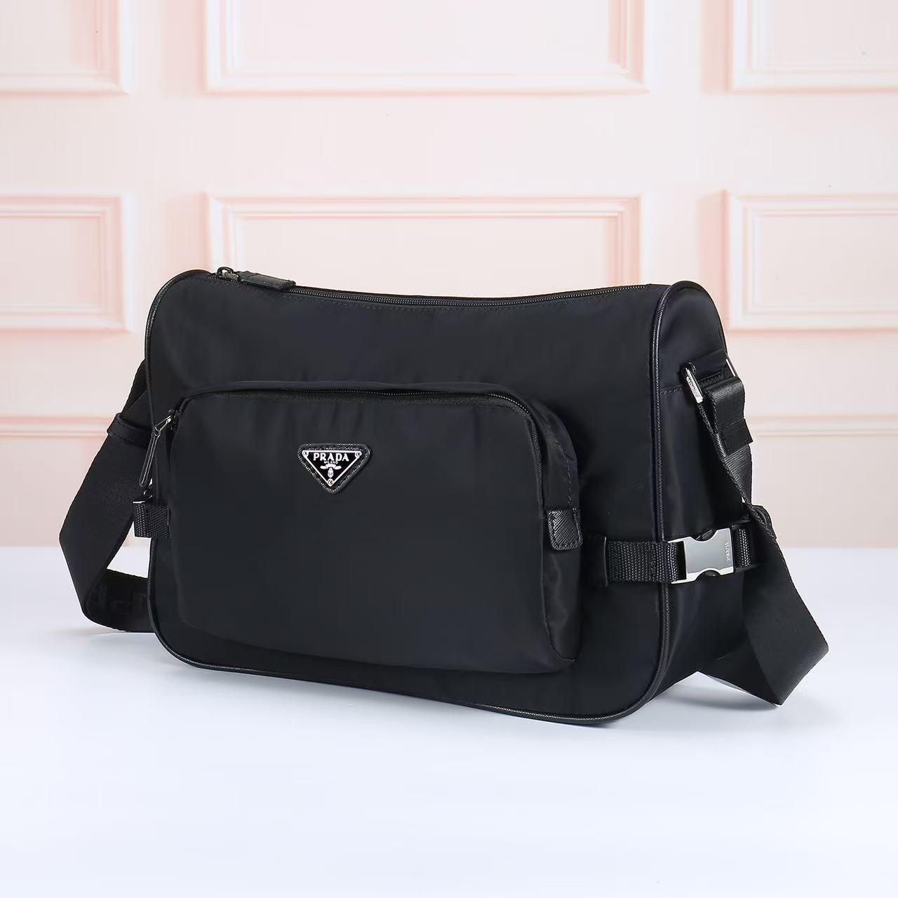 🎉新款邮差包🎉🎉2191，大号🎉🎉这款单肩包的运动功能性由简约线条和实用现代细节定义。包身采用创新性的R