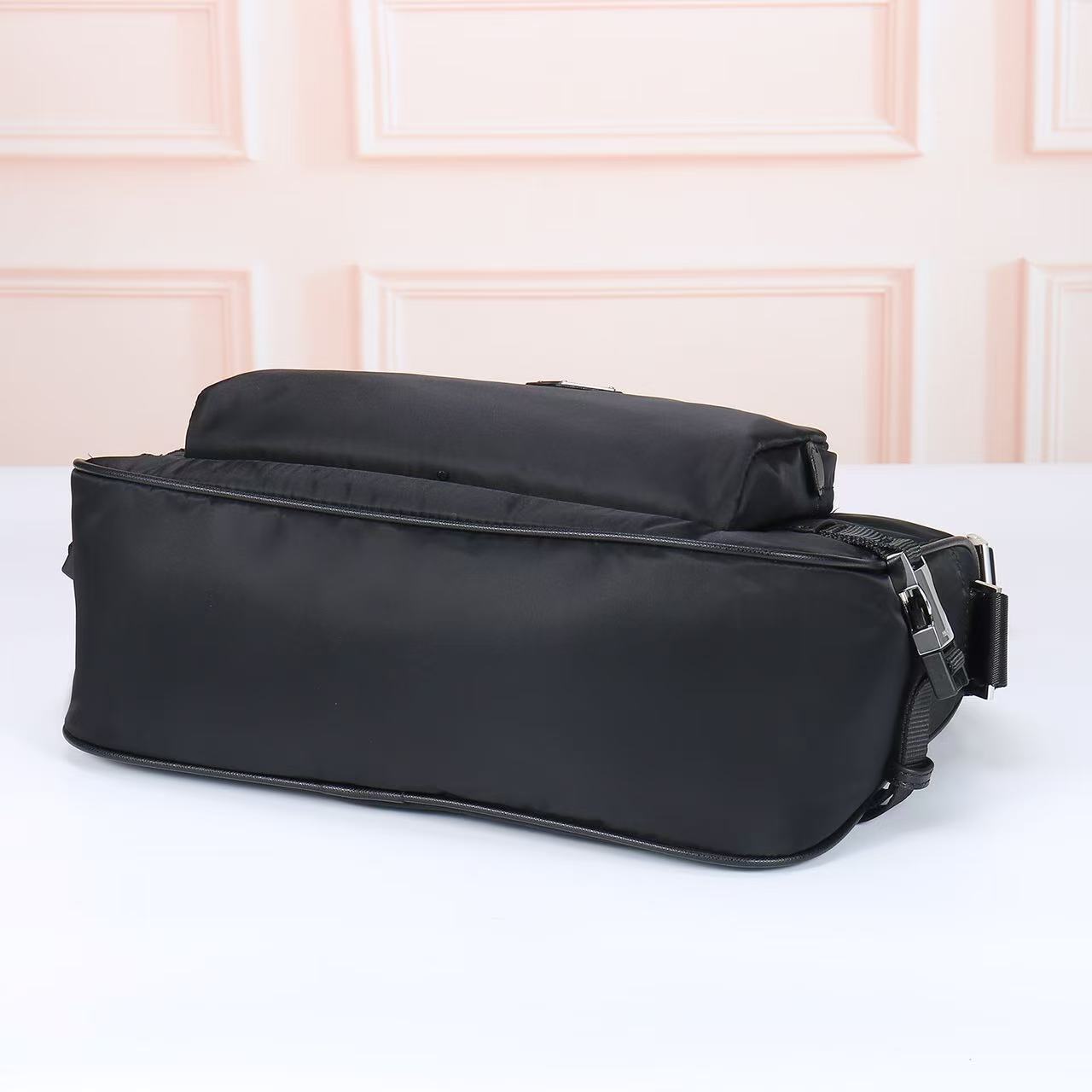 🎉新款邮差包🎉🎉2191，大号🎉🎉这款单肩包的运动功能性由简约线条和实用现代细节定义。包身采用创新性的R