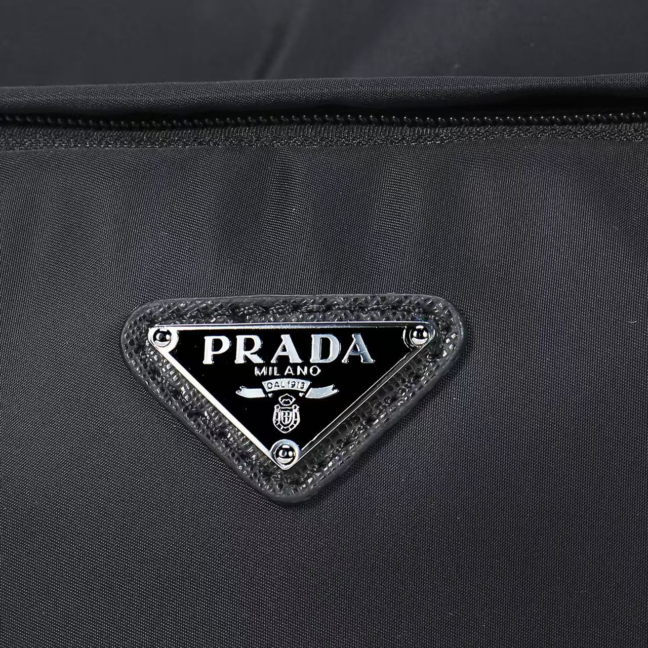 🎉新款邮差包🎉🎉2191，大号🎉🎉这款单肩包的运动功能性由简约线条和实用现代细节定义。包身采用创新性的R