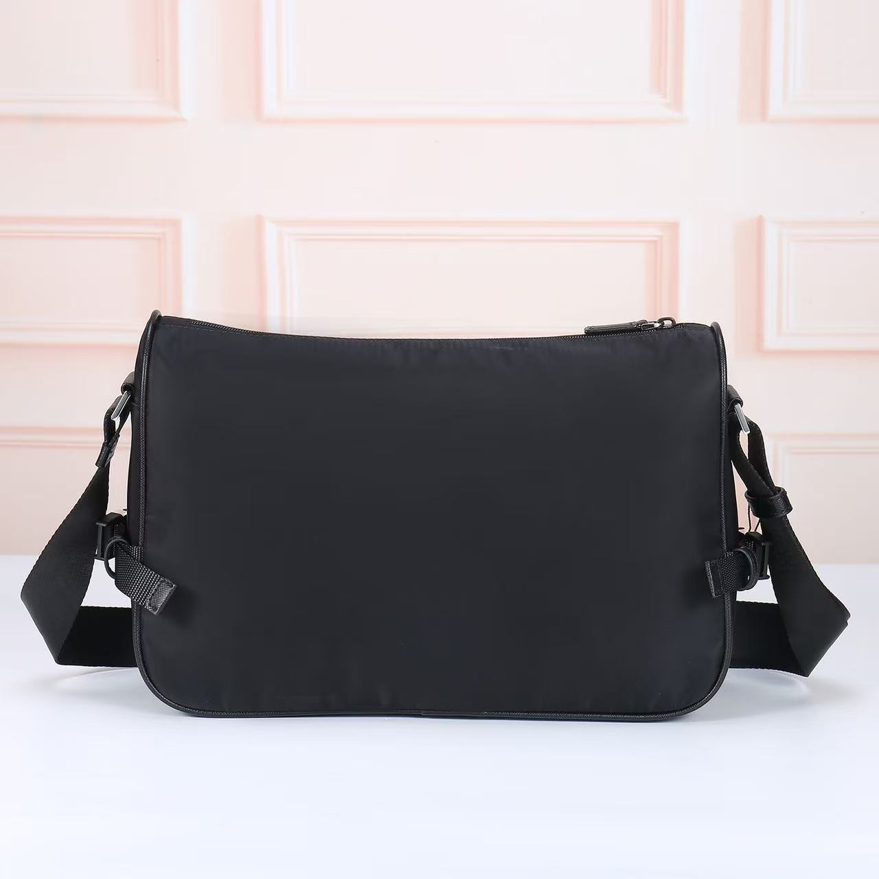 🎉新款邮差包🎉🎉2191，大号🎉🎉这款单肩包的运动功能性由简约线条和实用现代细节定义。包身采用创新性的R