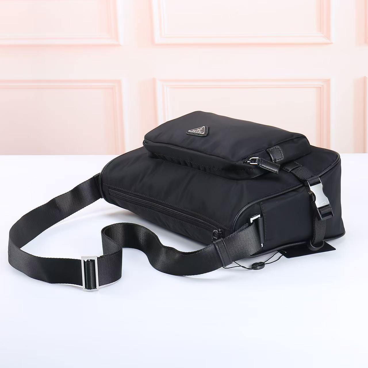 🎉新款邮差包🎉🎉2191，大号🎉🎉这款单肩包的运动功能性由简约线条和实用现代细节定义。包身采用创新性的R