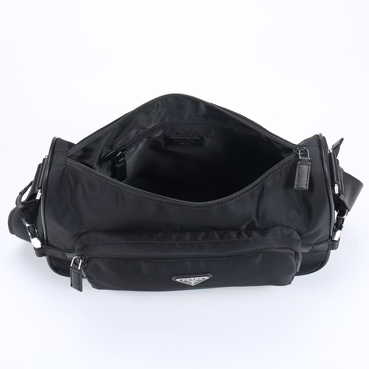 🎉新款邮差包🎉🎉2191，大号🎉🎉这款单肩包的运动功能性由简约线条和实用现代细节定义。包身采用创新性的R