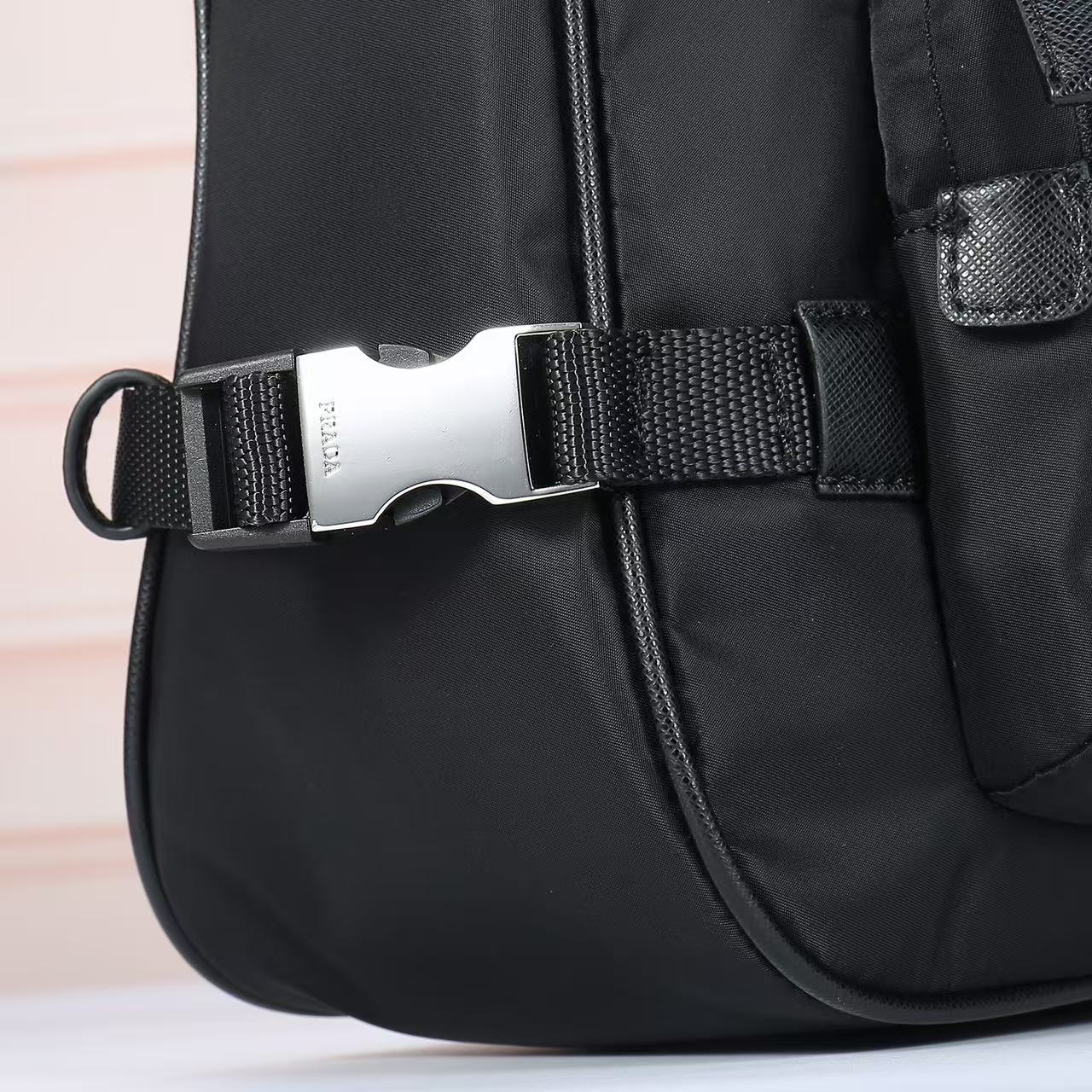 🎉新款邮差包🎉🎉2191，大号🎉🎉这款单肩包的运动功能性由简约线条和实用现代细节定义。包身采用创新性的R