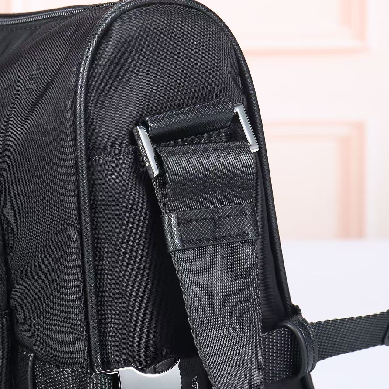 🎉新款邮差包🎉🎉2191，大号🎉🎉这款单肩包的运动功能性由简约线条和实用现代细节定义。包身采用创新性的R