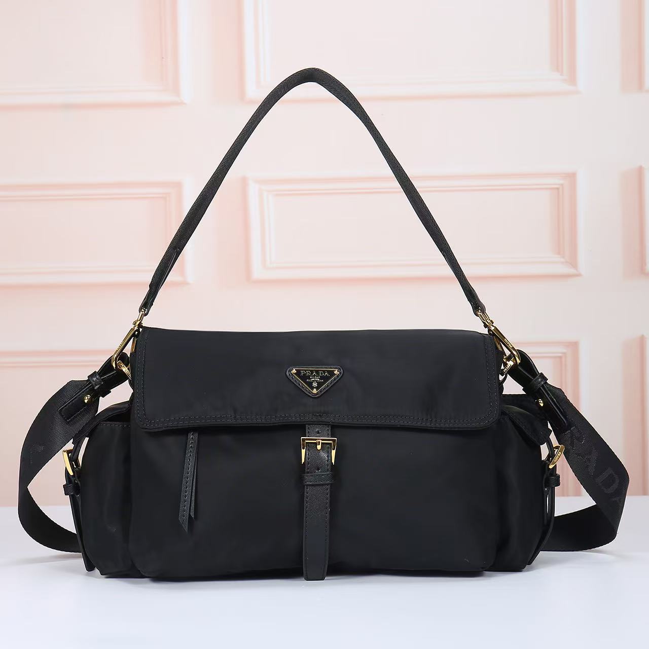 💋 新款邮差包🎉1391大号🎉这款手袋完美融合精致与功能性，采用再生尼龙材质，轮廓柔和，配有多个口袋。轻