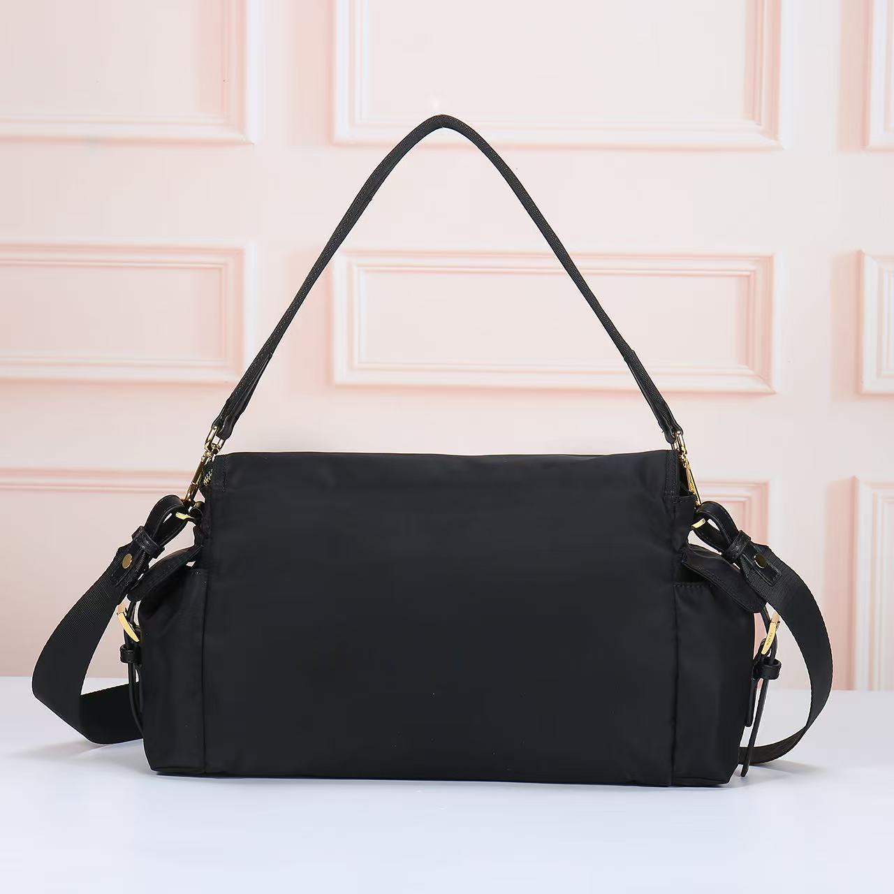 💋 新款邮差包🎉1391大号🎉这款手袋完美融合精致与功能性，采用再生尼龙材质，轮廓柔和，配有多个口袋。轻