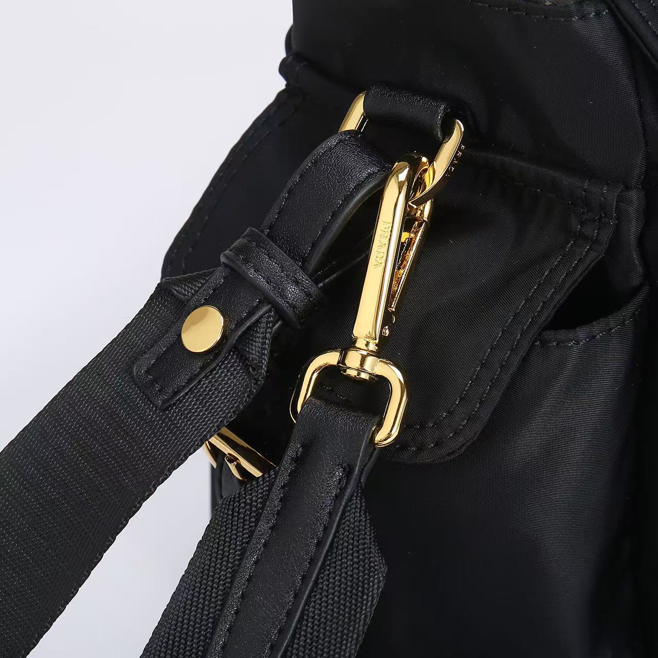 💋 新款邮差包🎉1391大号🎉这款手袋完美融合精致与功能性，采用再生尼龙材质，轮廓柔和，配有多个口袋。轻