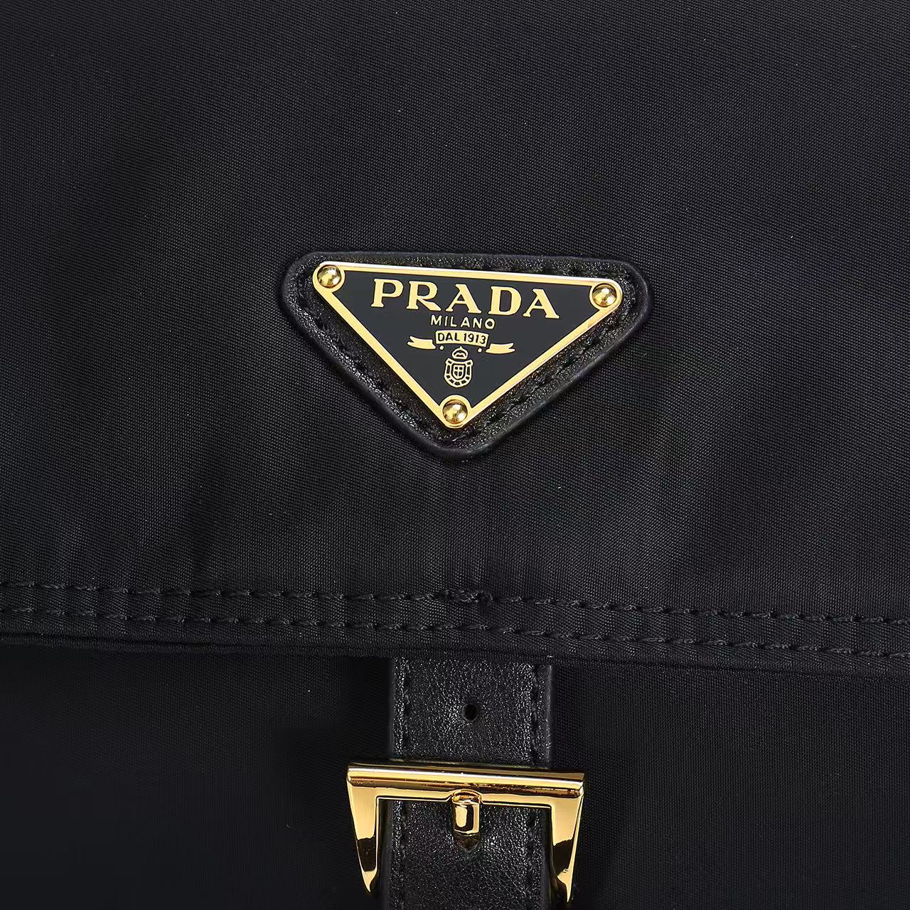 💋 新款邮差包🎉1391大号🎉这款手袋完美融合精致与功能性，采用再生尼龙材质，轮廓柔和，配有多个口袋。轻