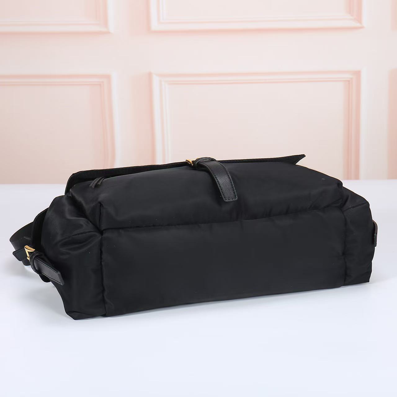 💋 新款邮差包🎉1391大号🎉这款手袋完美融合精致与功能性，采用再生尼龙材质，轮廓柔和，配有多个口袋。轻