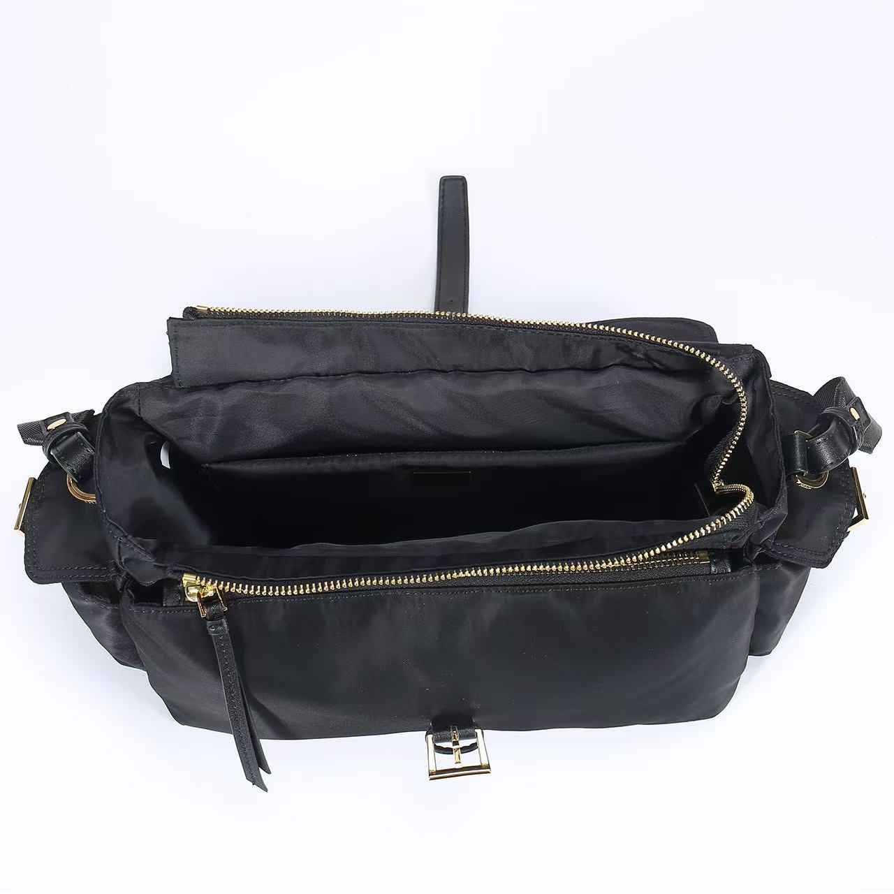 💋 新款邮差包🎉1391大号🎉这款手袋完美融合精致与功能性，采用再生尼龙材质，轮廓柔和，配有多个口袋。轻