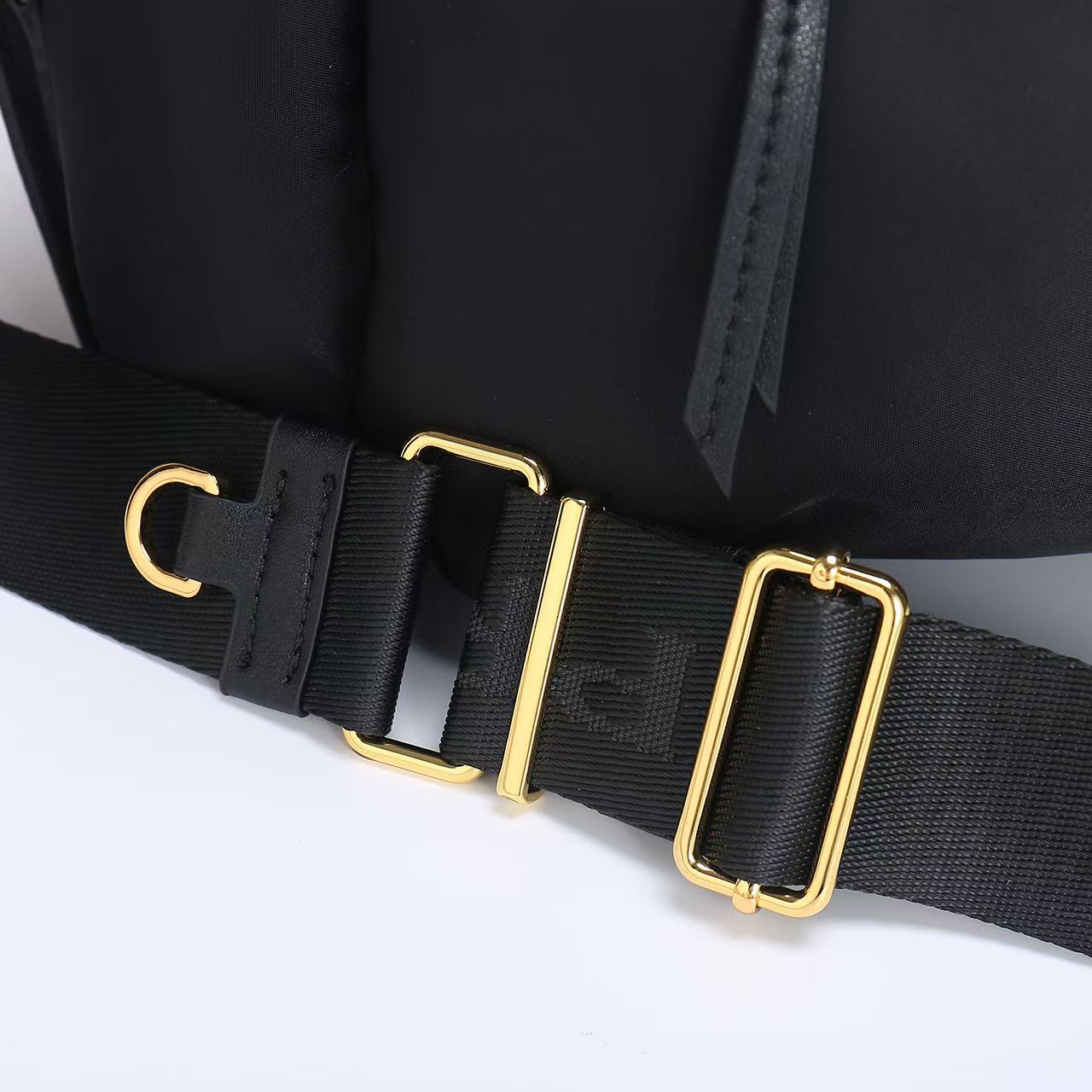 💋 新款邮差包🎉1391大号🎉这款手袋完美融合精致与功能性，采用再生尼龙材质，轮廓柔和，配有多个口袋。轻