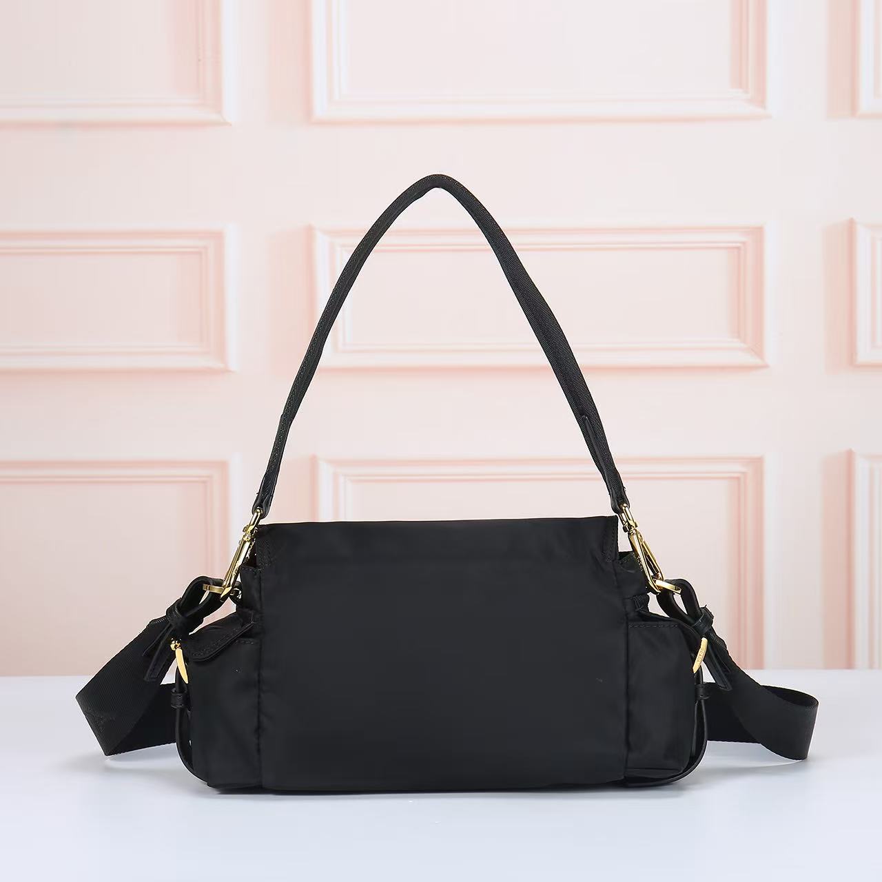 💋 新款邮差包🎉1394小号🎉这款手袋完美融合精致与功能性，采用再生尼龙材质，轮廓柔和，配有多个口袋。轻