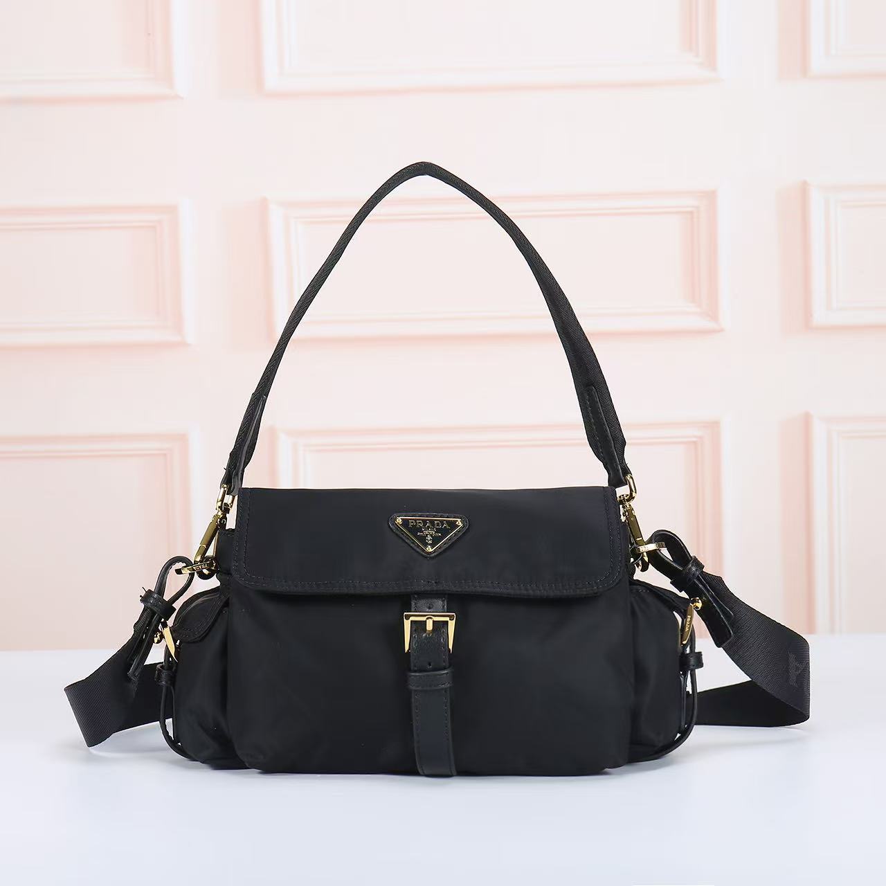 💋 新款邮差包🎉1394小号🎉这款手袋完美融合精致与功能性，采用再生尼龙材质，轮廓柔和，配有多个口袋。轻