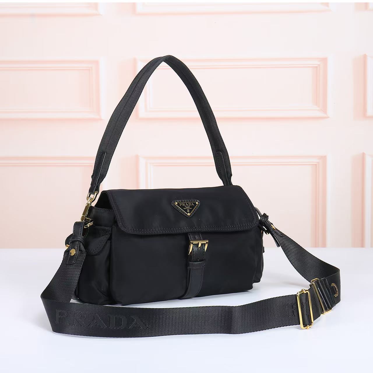 💋 新款邮差包🎉1394小号🎉这款手袋完美融合精致与功能性，采用再生尼龙材质，轮廓柔和，配有多个口袋。轻