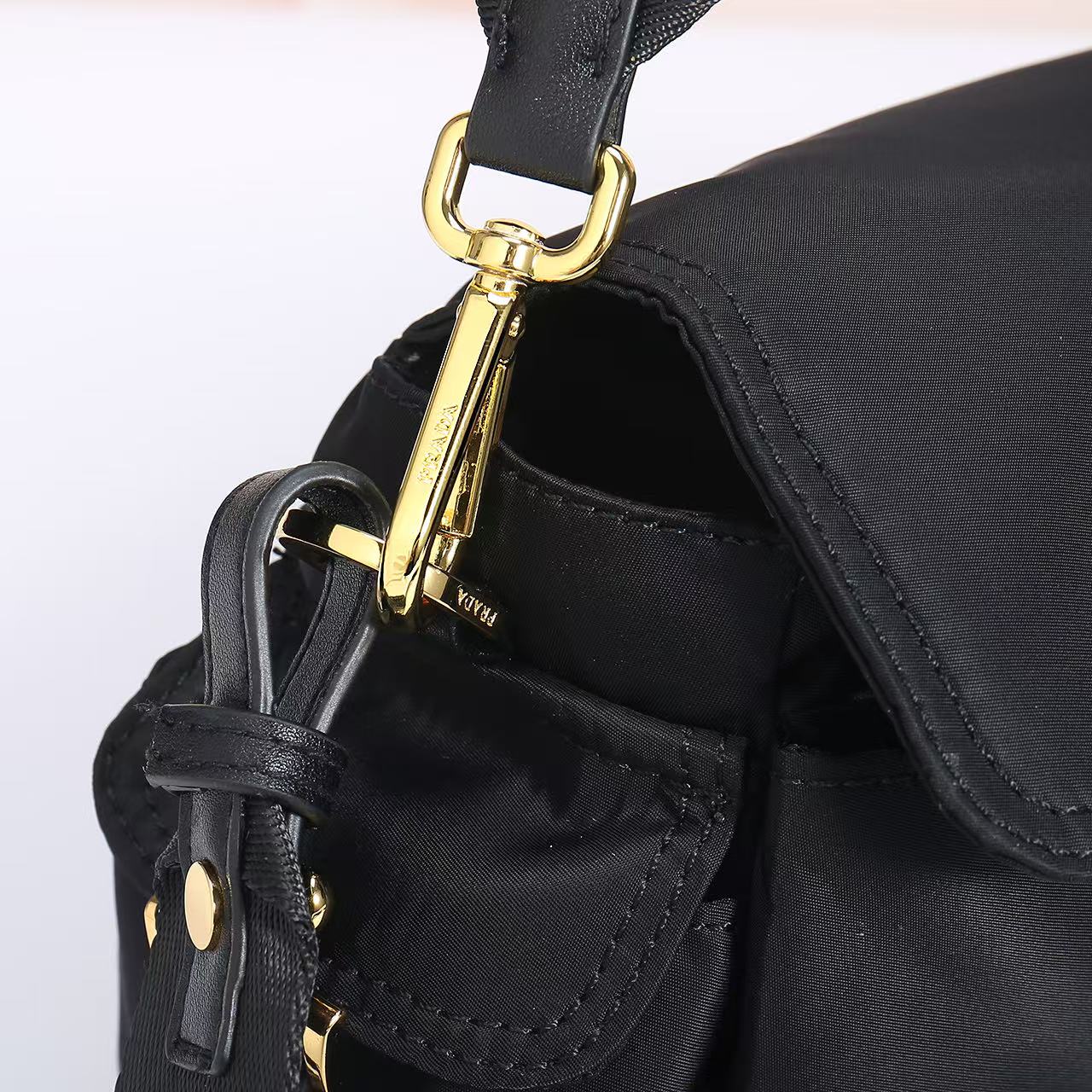 💋 新款邮差包🎉1394小号🎉这款手袋完美融合精致与功能性，采用再生尼龙材质，轮廓柔和，配有多个口袋。轻