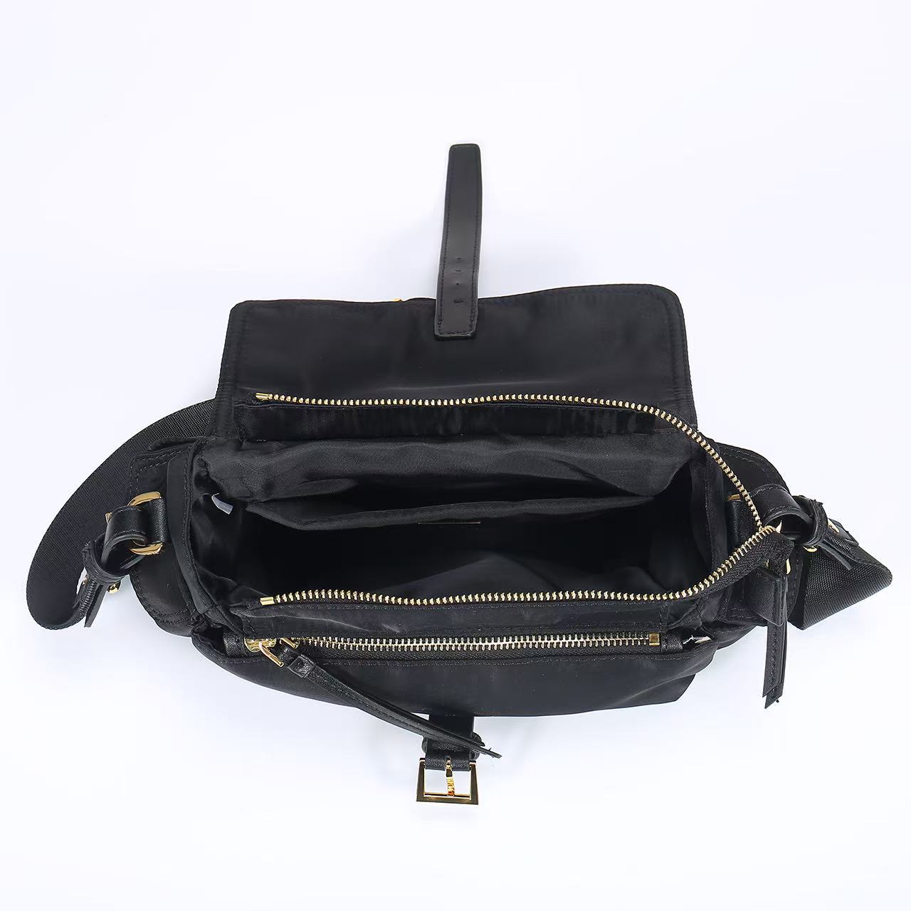 💋 新款邮差包🎉1394小号🎉这款手袋完美融合精致与功能性，采用再生尼龙材质，轮廓柔和，配有多个口袋。轻