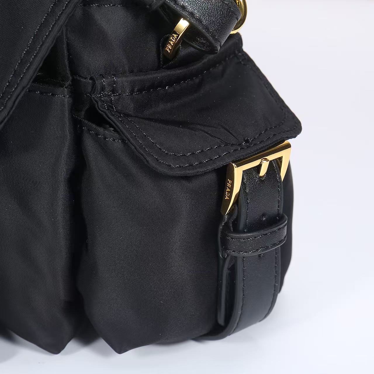 💋 新款邮差包🎉1394小号🎉这款手袋完美融合精致与功能性，采用再生尼龙材质，轮廓柔和，配有多个口袋。轻