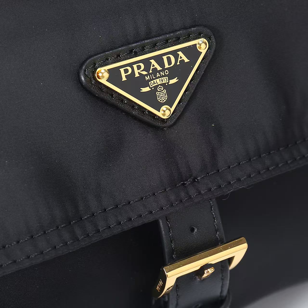 💋 新款邮差包🎉1394小号🎉这款手袋完美融合精致与功能性，采用再生尼龙材质，轮廓柔和，配有多个口袋。轻