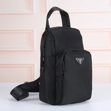 🎉新品胸包🎉🎉2116🎉🎉 这款胸包采用Re-Nylon再生尼龙材质,设计轻巧紧凑,风格百搭。完美融合标志性元素,配以S 🎉新品胸包🎉🎉2116🎉🎉 这款胸包采用Re-Nylon再生尼龙材质,设计轻巧紧凑,风格百搭。完美融合标志性元素,配以S