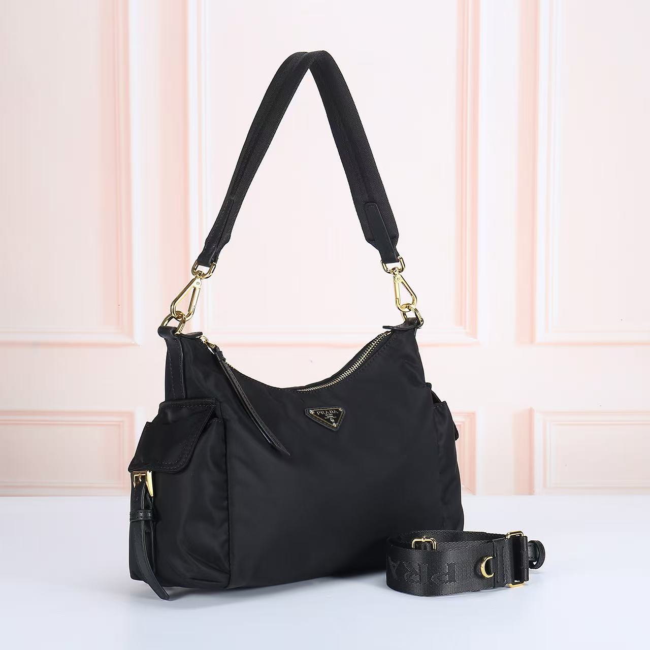 🎉新品🎉1264探索包🎉🎉这款探索包采用进口尼龙面料，具有柔软的轮廓和多个口袋。轻质实用的Re-Nylo