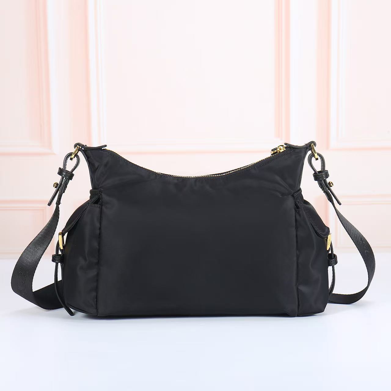 🎉新品🎉1264探索包🎉🎉这款探索包采用进口尼龙面料，具有柔软的轮廓和多个口袋。轻质实用的Re-Nylo