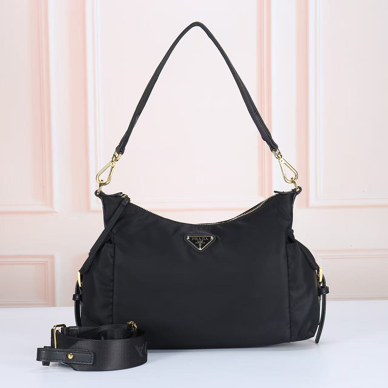 🎉新品🎉1264探索包🎉🎉这款探索包采用进口尼龙面料，具有柔软的轮廓和多个口袋。轻质实用的Re-Nylo