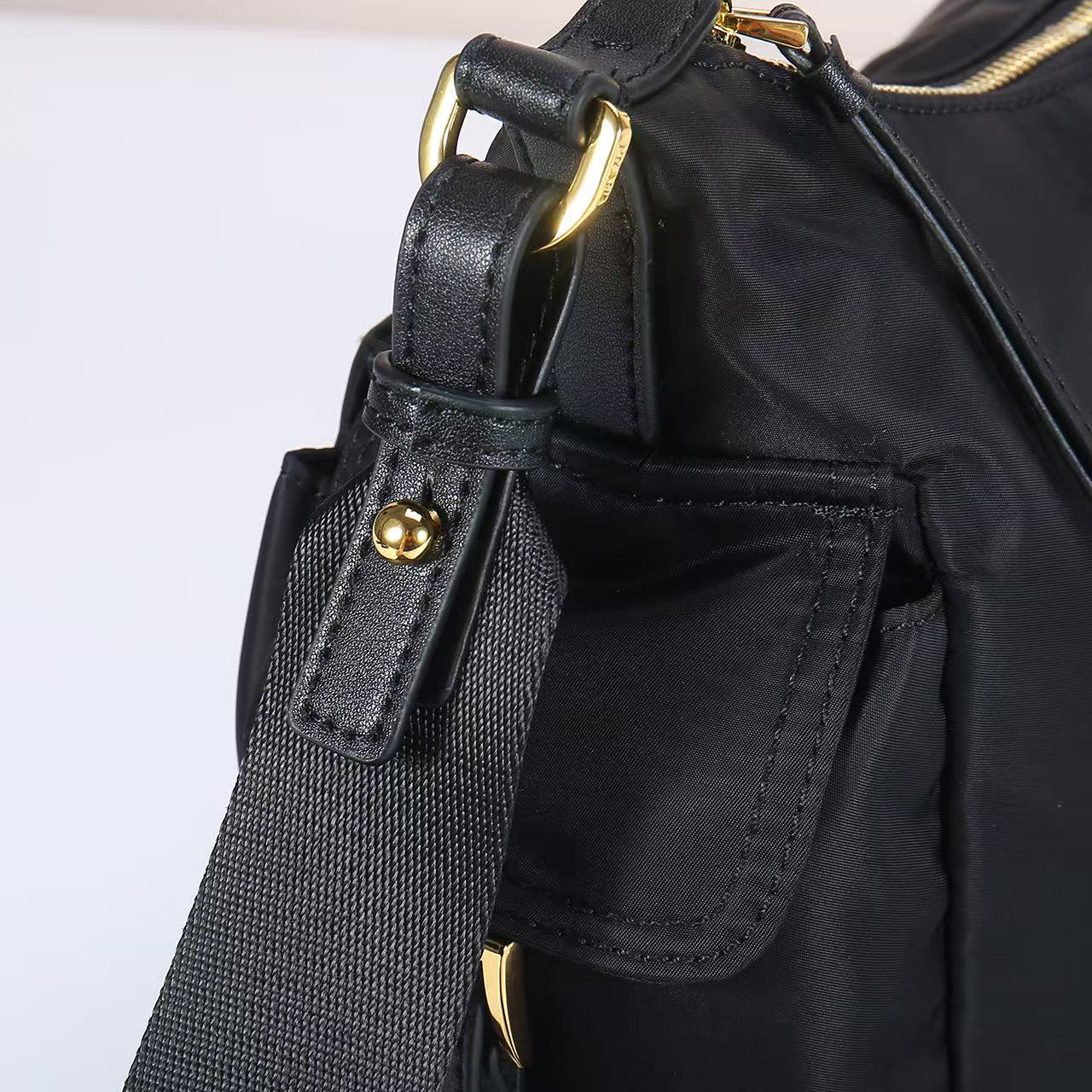 🎉新品🎉1264探索包🎉🎉这款探索包采用进口尼龙面料，具有柔软的轮廓和多个口袋。轻质实用的Re-Nylo