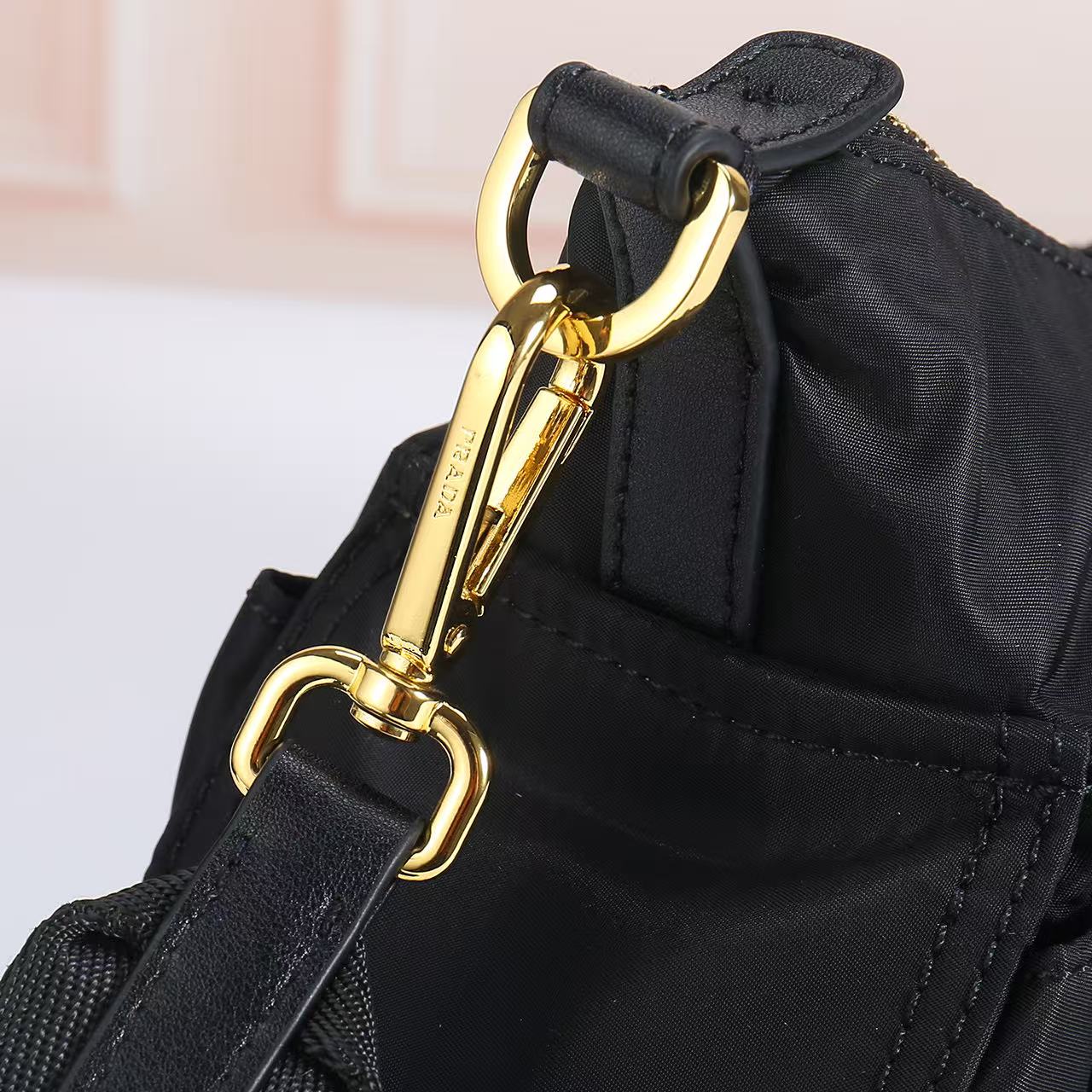 🎉新品🎉1264探索包🎉🎉这款探索包采用进口尼龙面料，具有柔软的轮廓和多个口袋。轻质实用的Re-Nylo