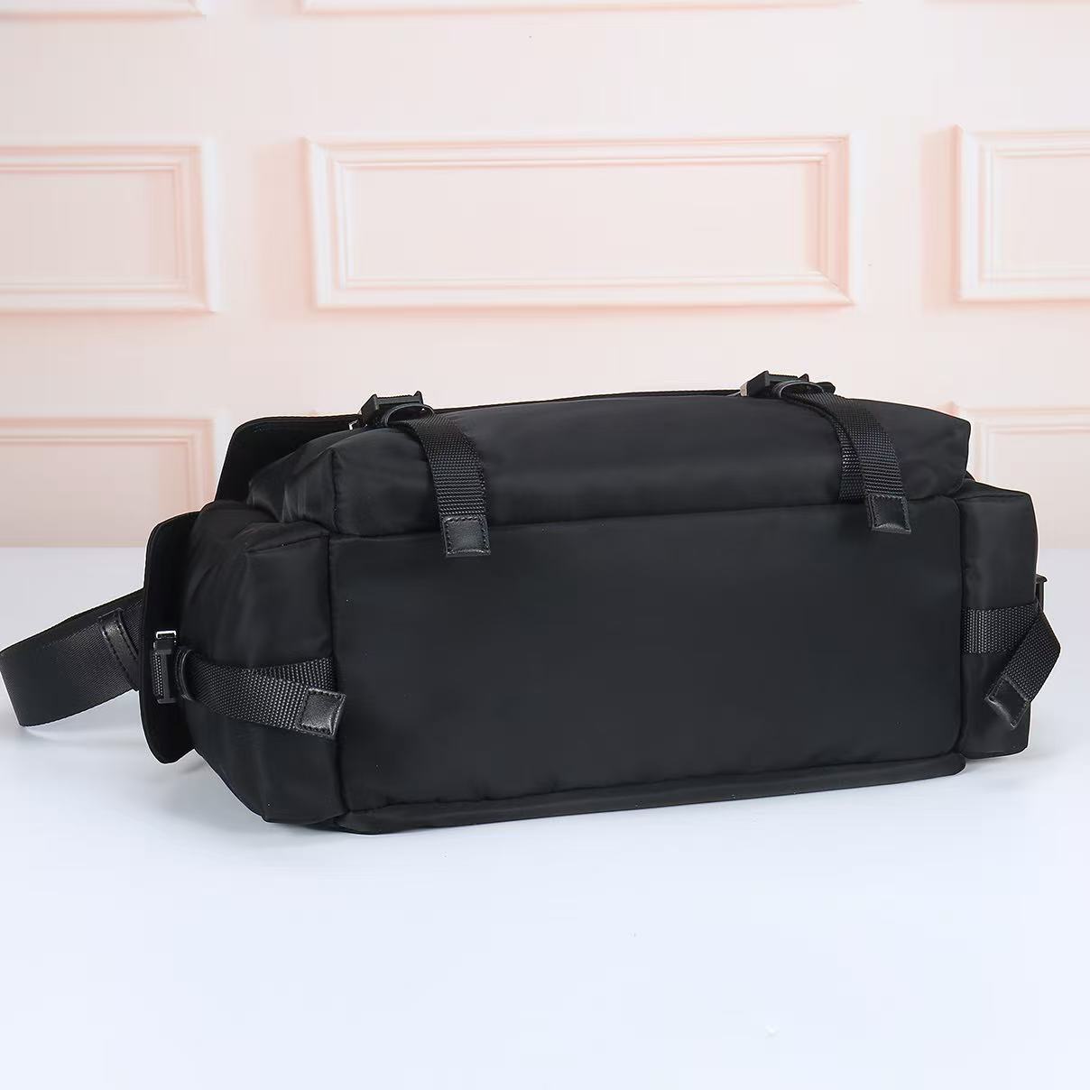 🎉新品邮差包🎉2082🎉🎉这款Explore手袋完美融合了高雅与功能性，拥有多口袋的柔和线条轮廓。翻盖设