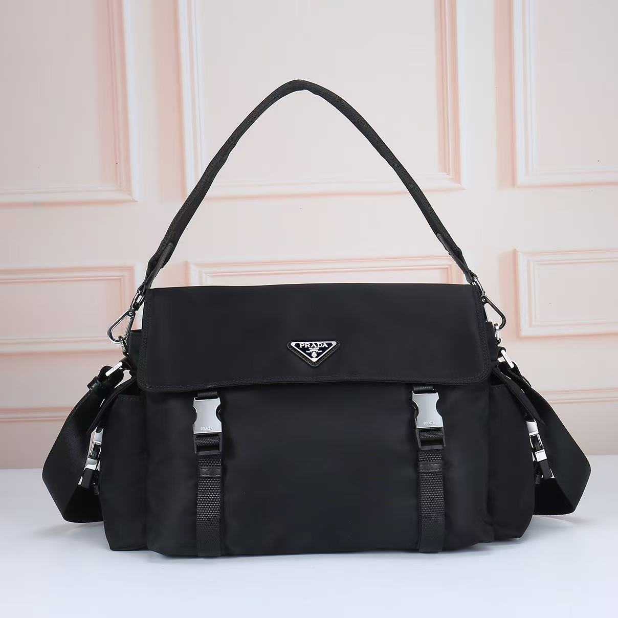 🎉新品邮差包🎉2082🎉🎉这款Explore手袋完美融合了高雅与功能性，拥有多口袋的柔和线条轮廓。翻盖设