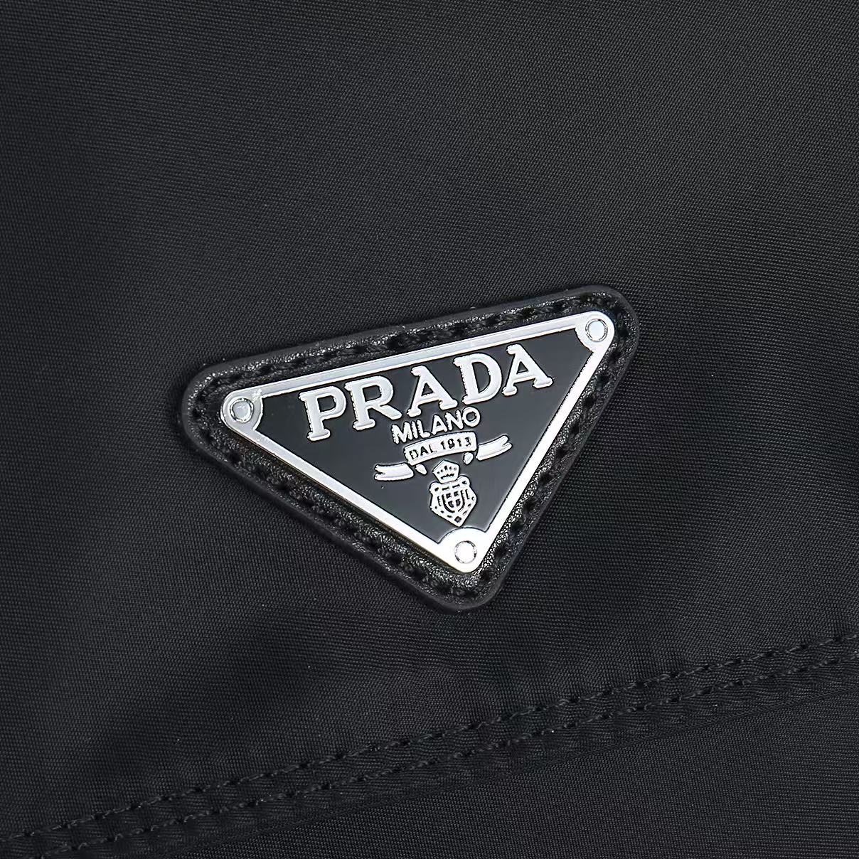 🎉新品邮差包🎉2082🎉🎉这款Explore手袋完美融合了高雅与功能性，拥有多口袋的柔和线条轮廓。翻盖设